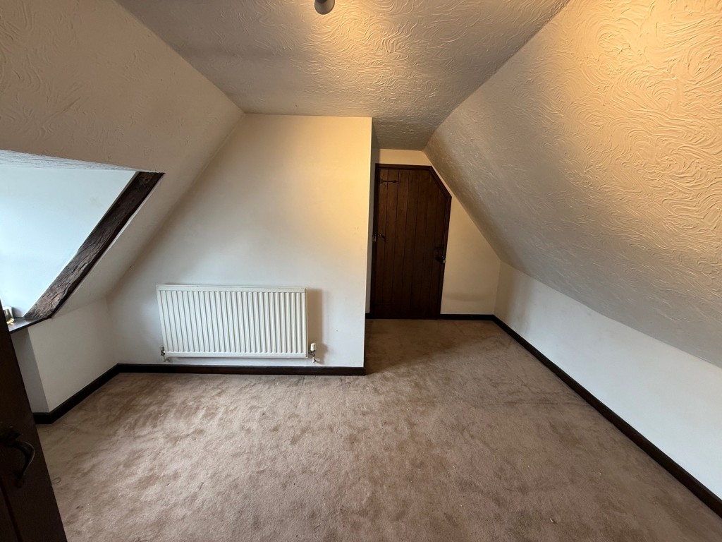 Lot: 69 - RESTAURANT PREMISES IN MALDON HIGH STREET WITH TWO BEDROOM FLAT ABOVE - Bedroom 2 on the second floor with window to front and attic access